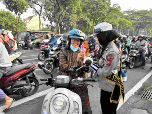 Polwan Satlantas Surabaya Tebar Cokelat dan Helm di Hari Kartini