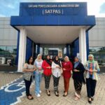 Kartini di Loket SIM, Polwan Berkebaya Hadirkan Pelayanan Humanis di Satpas Colombo