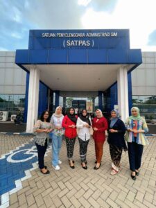 Kartini di Loket SIM, Polwan Berkebaya Hadirkan Pelayanan Humanis di Satpas Colombo