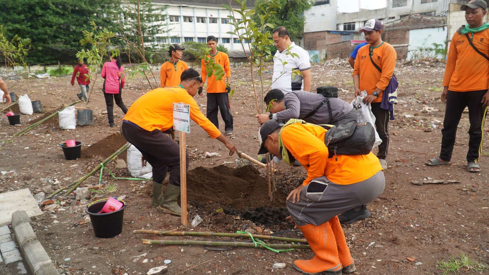 Foto: Kegiatan Bhayangkari Surabaya menanam pohon di Asrama Polisi Koblen bersama Polri dan Dinas Lingkungan Hidup
