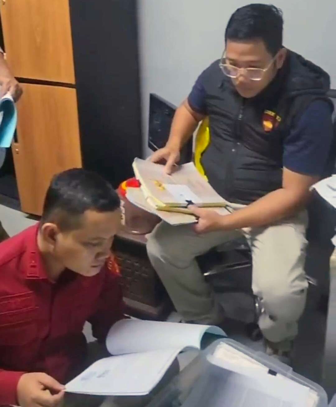 Foto: Penyidik Kejagung menyita dokumen dan aset dalam kasus pencucian uang melalui perusahaan bayangan