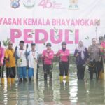 Bhayangkari Tanjung Perak Tanam Mangrove di Kalianak, Bentengi Abrasi Pesisir Surabaya