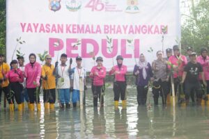 Bhayangkari Tanjung Perak Tanam Mangrove di Kalianak, Bentengi Abrasi Pesisir Surabaya