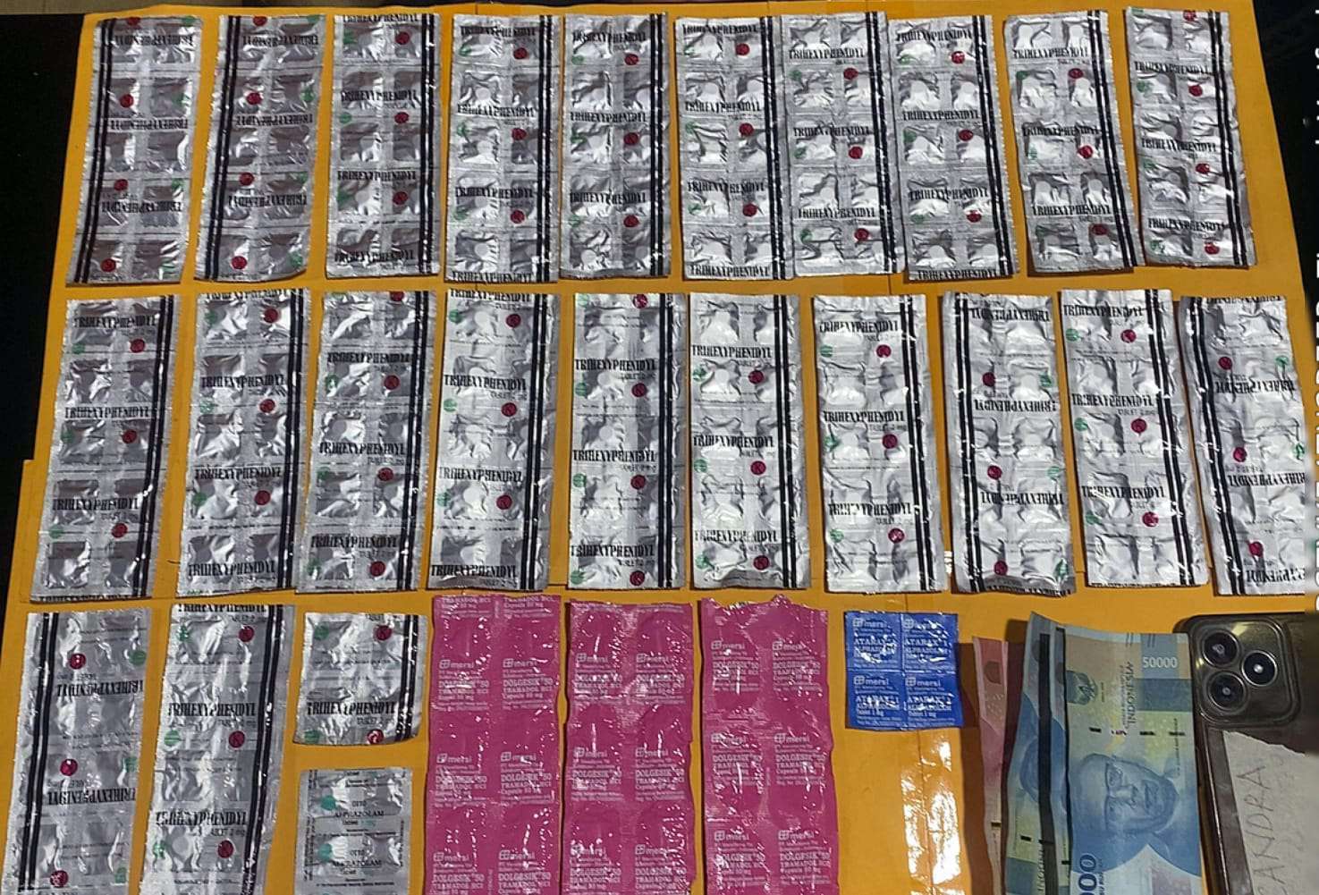 Foto: Satresnarkoba Polres Ngawi menunjukkan barang bukti ratusan obat keras berbahaya hasil pengungkapan kasus di Kecamatan Sine