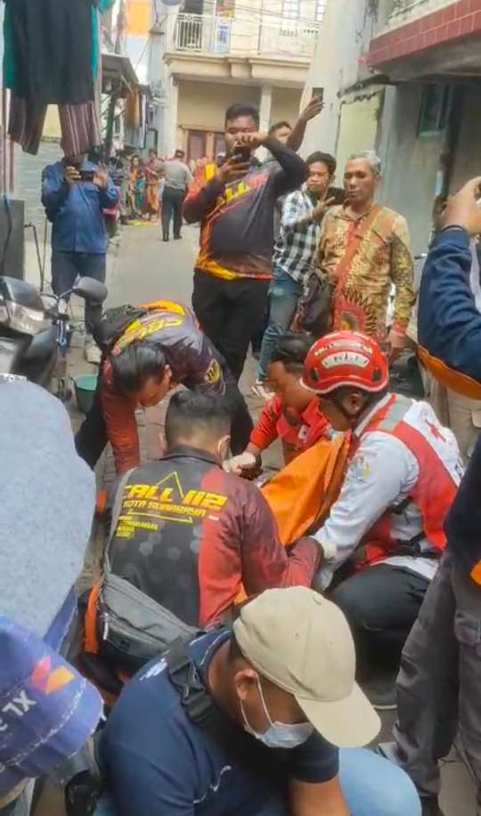 Tragedi Pagi di Sencaki: Pria 57 Tahun Tewas Dibacok di Gang Simolawang