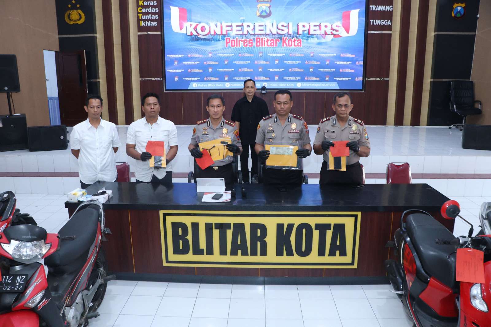 Foto: Konferensi pers Polres Blitar Kota ungkap kasus curanmor dengan dua tersangka dan barang bukti sepeda motor