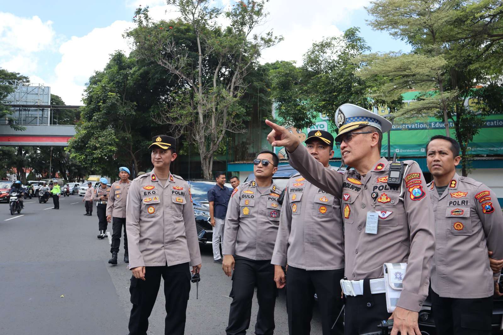 Foto: Petugas Polrestabes Surabaya mengatur lalu lintas dengan sistem kanalisasi di kawasan padat menjelang May Day 2026