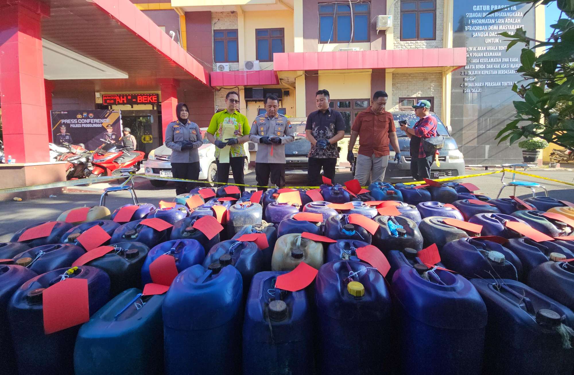 Foto: Barang bukti jerigen berisi Pertalite hasil pengungkapan kasus penimbunan BBM oleh Polres Probolinggo