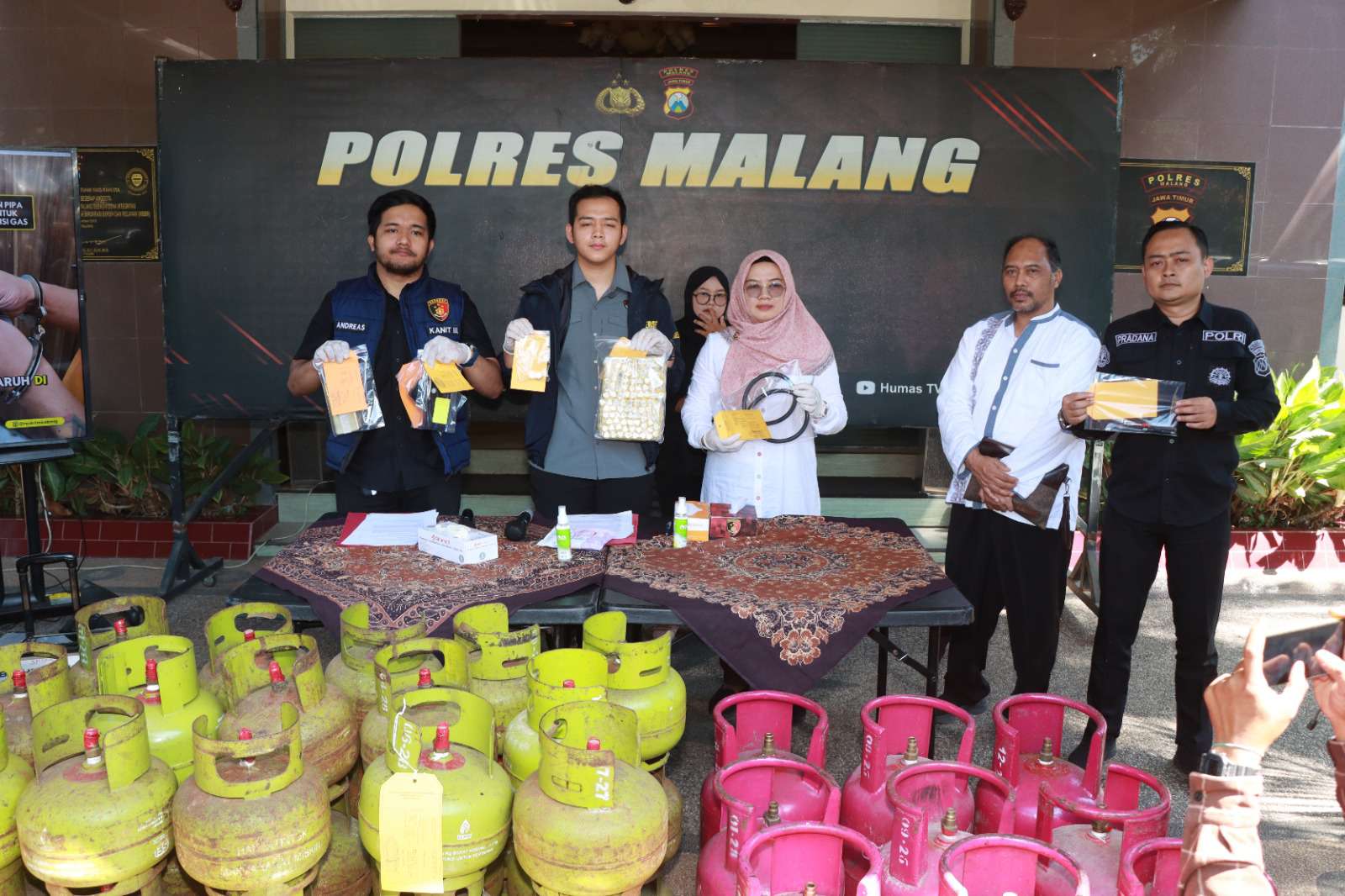 Foto: Konferensi pers Polres Malang menunjukkan barang bukti tabung LPG subsidi 3 kg dan Bright Gas hasil pengoplosan di Polres Malang