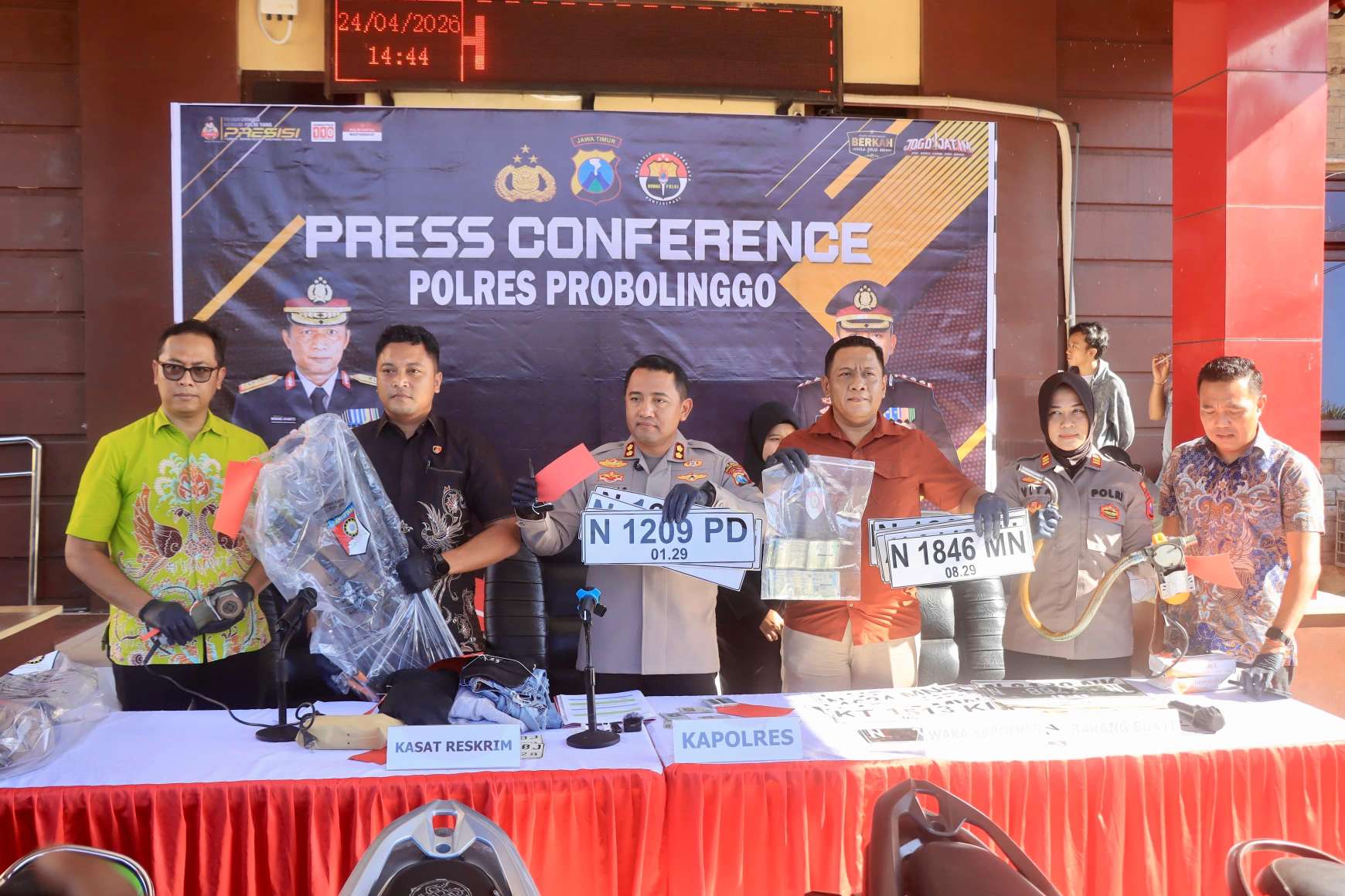 Foto: Konferensi pers Polres Probolinggo menunjukkan barang bukti motor hasil curanmor dan senjata tajam dari tujuh pelaku kejahatan jalanan
