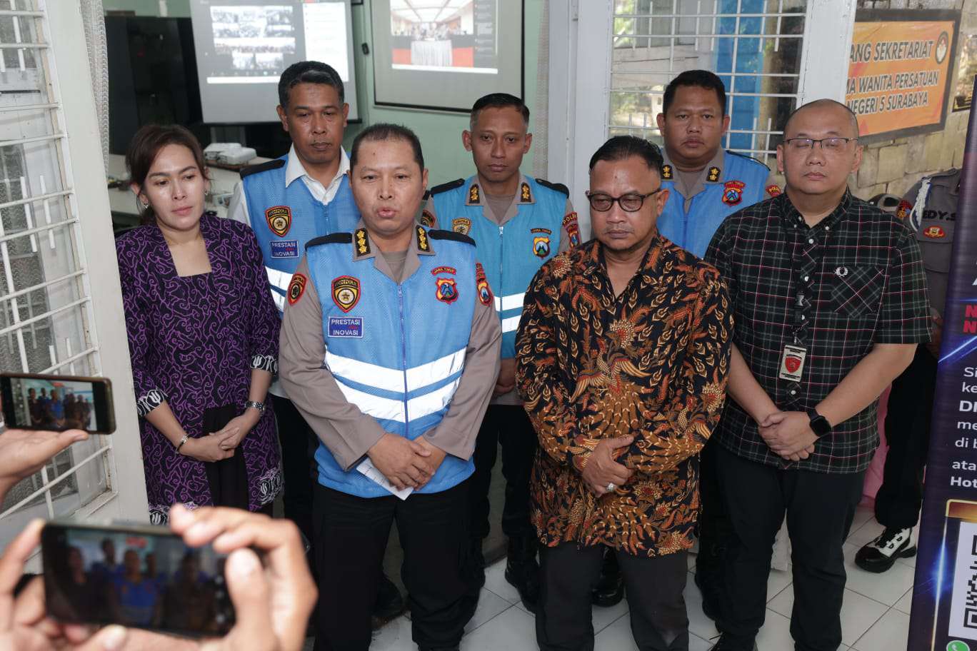 Foto: Peserta mengikuti tes psikologi Akpol 2026 di SMKN 5 Surabaya dengan pengawasan Kompolnas