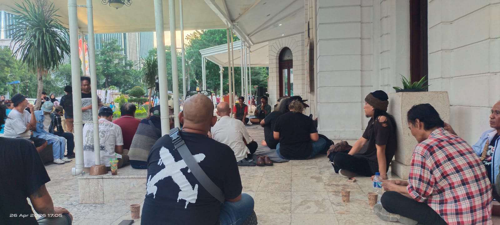 Foto: Suasana talk show seniman di teras Kantor Dewan Kesenian Surabaya membahas polemik dengan Pemkot Surabaya