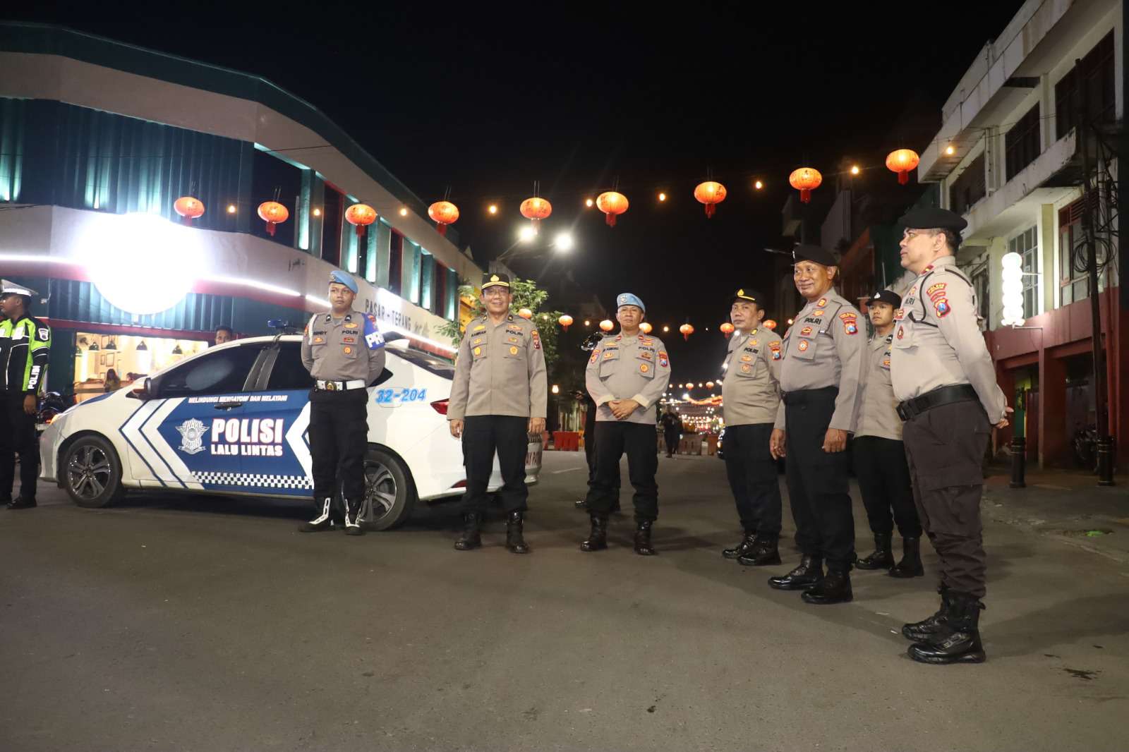 Foto: Petugas Polres Pelabuhan Tanjung Perak melakukan patroli malam di kawasan Kembang Jepun Surabaya untuk menjaga keamanan wilayah