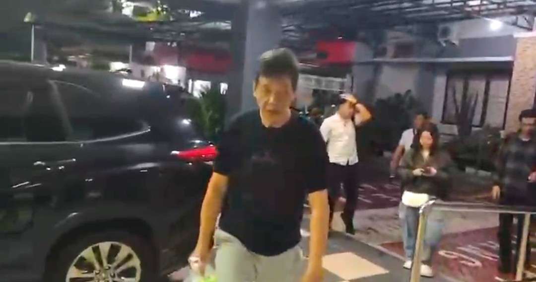 Foto: Petugas Kejari Surabaya menangkap DPO kasus KDRT di kawasan Lontar Surabaya Barat