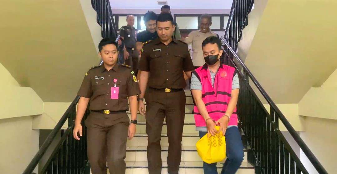 Foto: Penyidik Kejari Surabaya menahan pegawai BRI terkait kasus korupsi kredit mikro senilai Rp 2,9 miliar