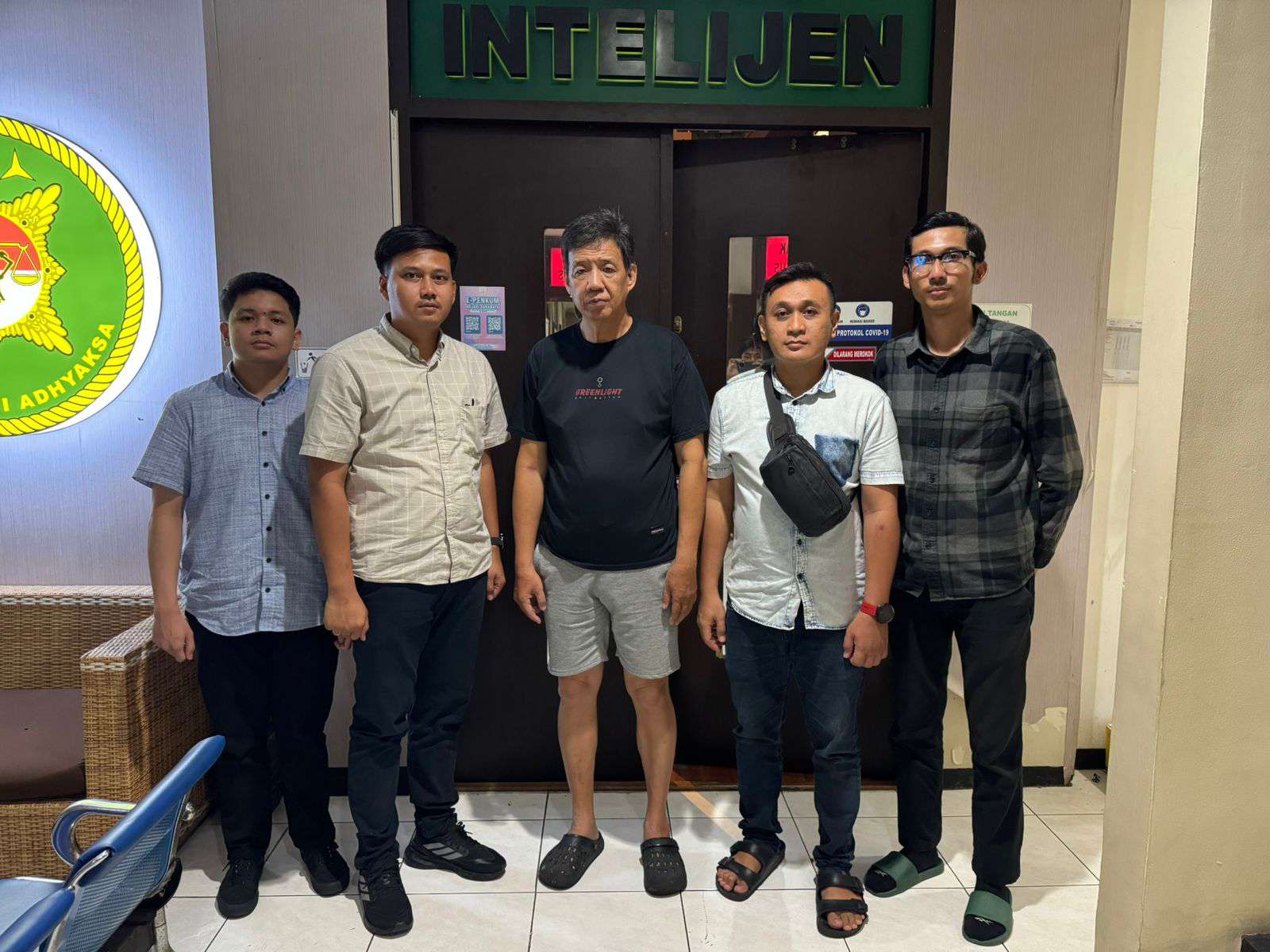 Foto: Petugas Kejari Surabaya menangkap DPO kasus KDRT di kawasan Lontar Surabaya Barat