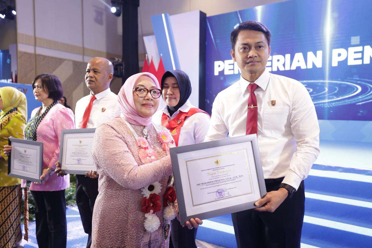 Foto: Menteri PPPA Arifah Fauzi menyerahkan penghargaan kepada Polda Jatim dalam seminar nasional di Surabaya terkait penanganan kekerasan perempuan dan anak