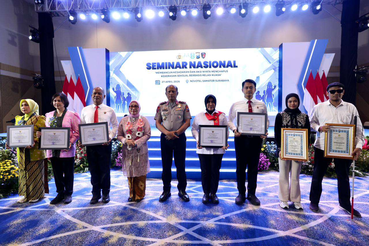 Foto: Menteri PPPA Arifah Fauzi menyerahkan penghargaan kepada Polda Jatim dalam seminar nasional di Surabaya terkait penanganan kekerasan perempuan dan anak