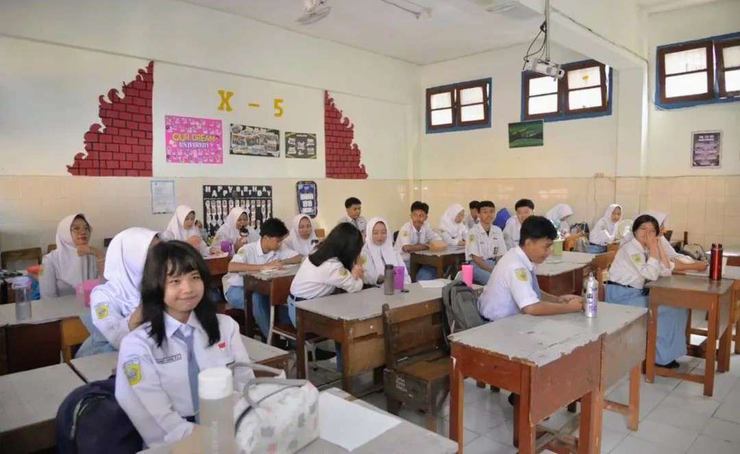 Foto: Aries Agung Paewai saat meninjau kegiatan belajar mengajar di SMAN 7 Surabaya