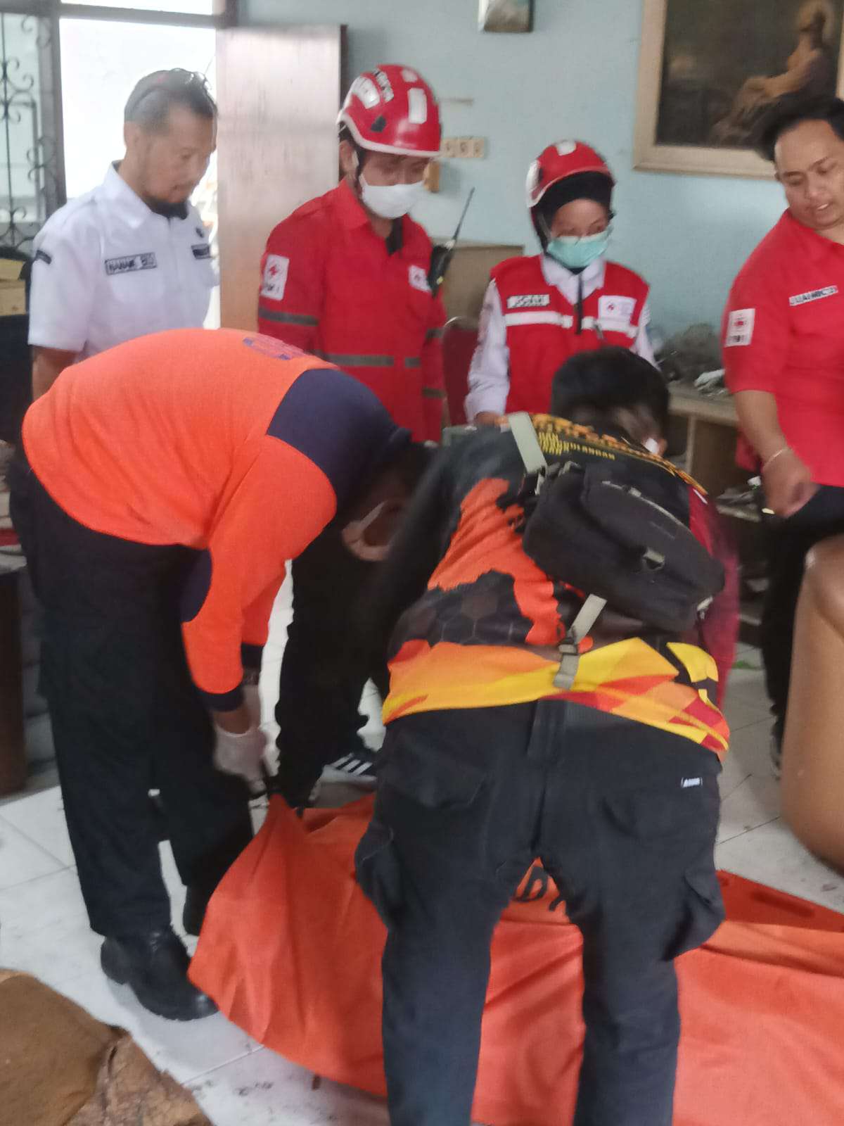 Foto: Petugas gabungan mengevakuasi jenazah pria di rumah kawasan Simokerto Surabaya