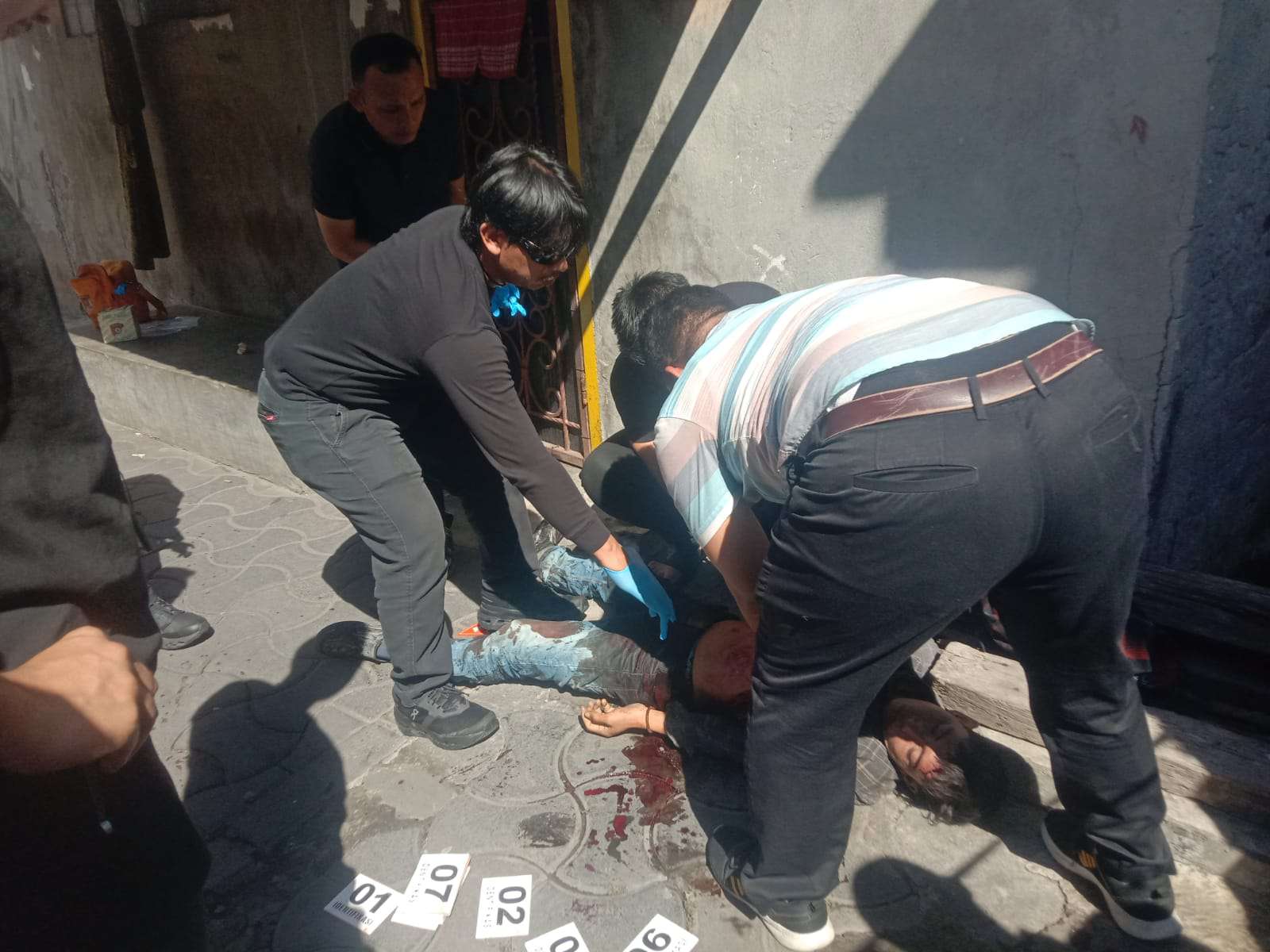 Foto: Lokasi penemuan pria tewas bersimbah darah di Jalan Wonokusumo Surabaya