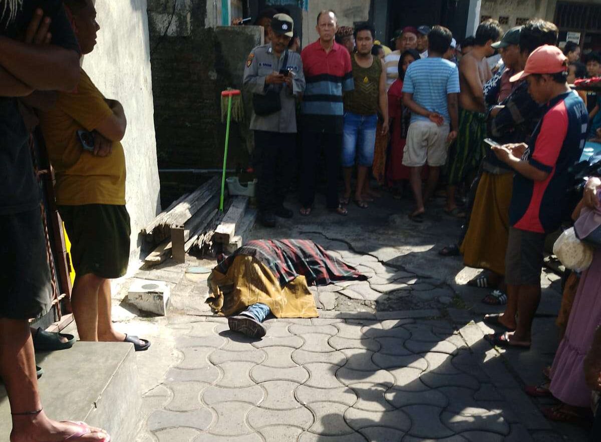 Foto: Lokasi penemuan pria tewas bersimbah darah di Jalan Wonokusumo Surabaya