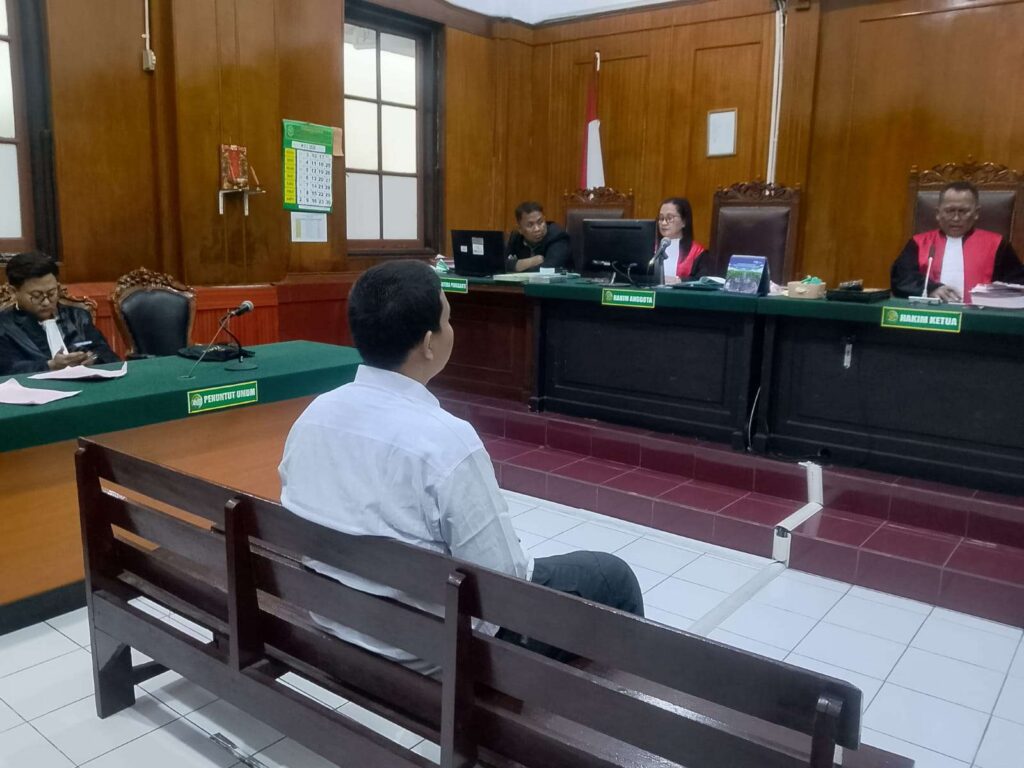 Aksi Sebar Flyer Berujung Ricuh, Terdakwa Komar Jalani Sidang ITE di PN Surabaya