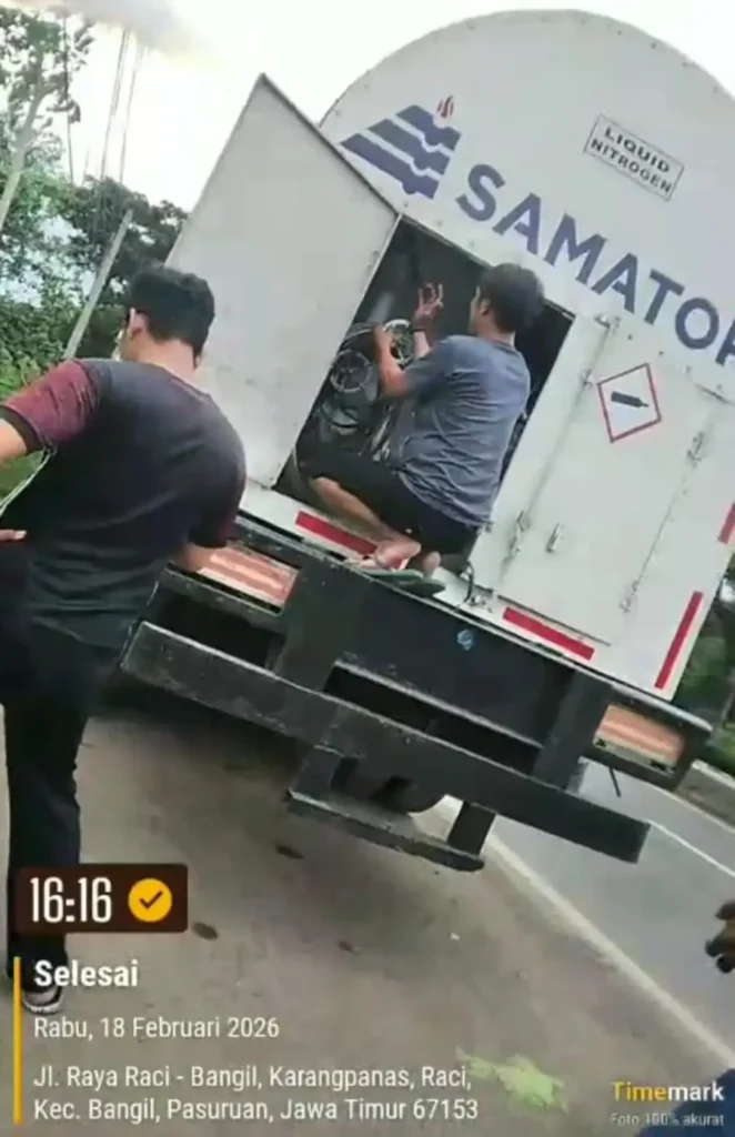 Truk Tangki PT Samator Indo Gas Tbk Buang Gas Nitrogen di Raya Raci–Bangil
