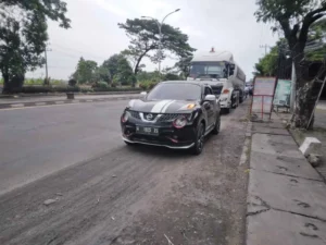Sebuah truk tangki milik PT Samator Indo Gas Tbk terlihat melepaskan gas di lokasi kejadian berada di Jl. Raya Raci–Bangil, jalur provinsi