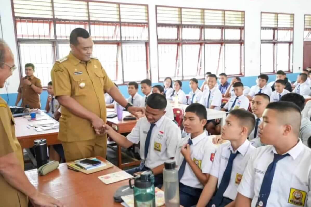 Bupati Toba Effendi Napitupulu menyapa para siswa dengan hangat. Ia berterima kasih atas usaha dan semangat belajar mereka.