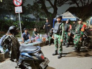 Koramil 07/Cipayung dan Warga Gelar Patroli Perkuat Keamanan Cegah Tawuran