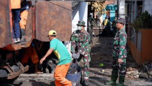 Bentuk Kepedulian Kodim 0507/Bekasi Bersama Tiga Pilar Bantu Warga Terdampak Kebakaran SPBE Cimuning