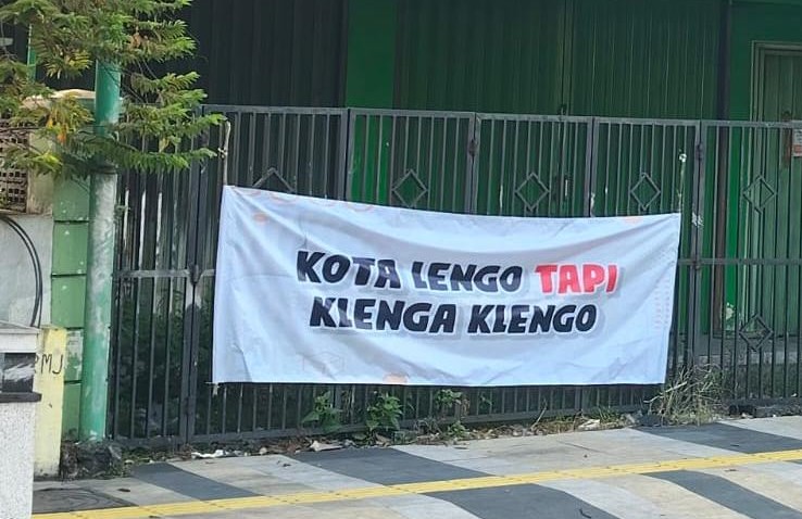 Sepanduk misterius yang ada disalah satu jalan protokol yang ada di kota Bojonegoro