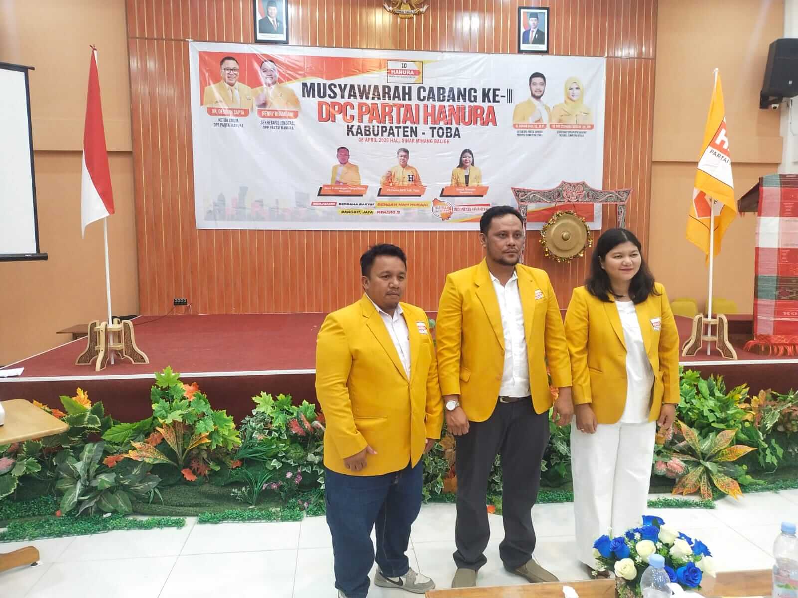 Ketua DPC Partai Hanura Kabupaten Toba James Hatorangan, Sekretaris Tomson Pardede dan Bendahara Sonya Siahaan.