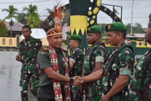 Kodim 1710/Mimika Gelar Tradisi Penyambutan Dandim dan Ketua Persit KCK