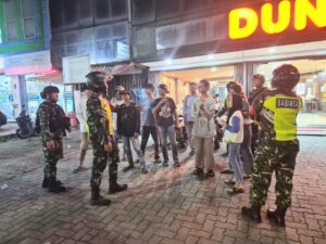 Patroli Gabungan Koramil 02/Pondok Gede dan Polsek Pondok Gede Fokus Amankan Titik Rawan