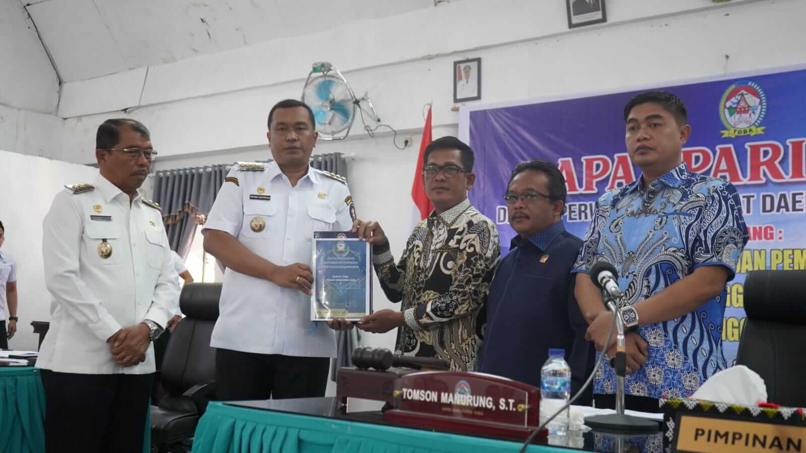 Bupati Toba, Effendi Sintong P. Napitupulu, menyampaikan Nota Pengantar Laporan Pertanggungjawaban (LKPJ) Bupati Toba Tahun Anggaran 2025 dalam Rapat Paripurna DPRD Kabupaten Toba