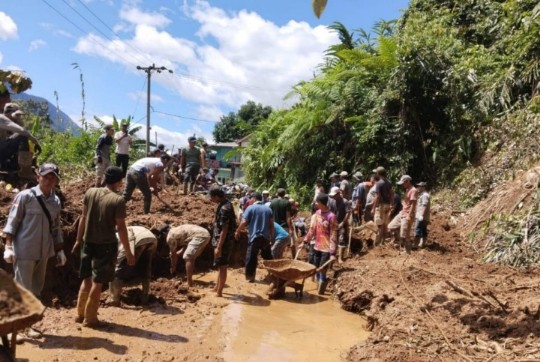 Saat Lumpur Menutup Akses, TME Datang dengan Alat Berat