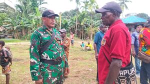 Babinsa Koramil Mapurujaya Laksanakan Komsos Bersama Warga Kampung Fanamo