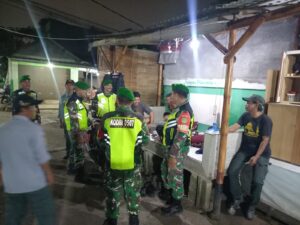 Sinergi Babinsa dan Linmas, Koramil 04/Jati Asih Gencarkan Patroli Kamtibmas