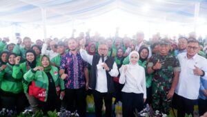 Dandim 0507/Bekasi Dampingi Menko Pangan RI Kunjungan Kerja, Bagikan Ratusan Paket Sembako Kepada Ojek Online