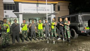 Sinergi Koramil 03/Teluk Pucung dan Linmas Perkuat Keamanan Wilayah Melalui Patroli Rutin