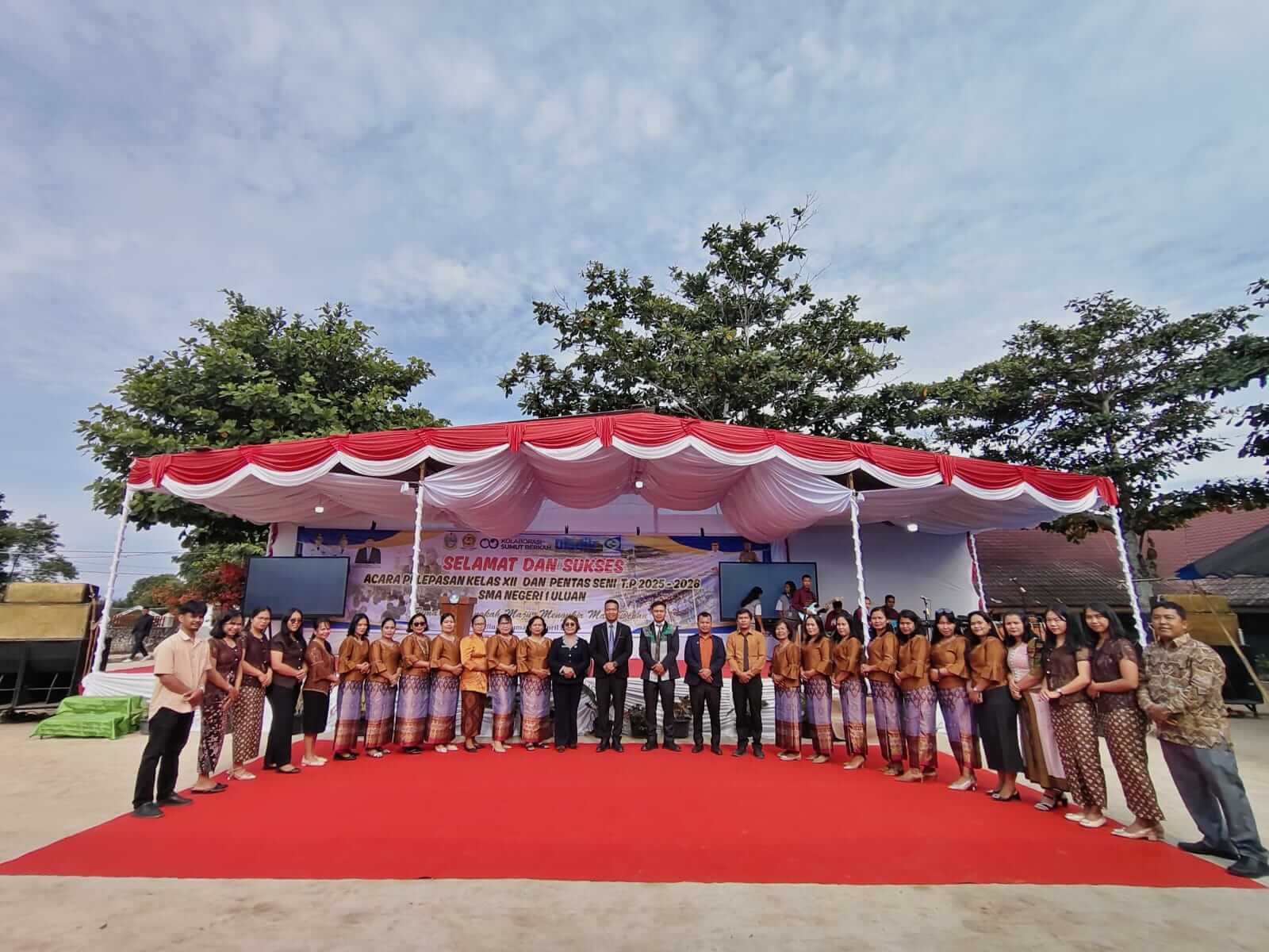 Penuh Haru dan Prestasi, SMAN 1 Uluan Lepas Siswa Kelas XII dengan Adat Batak Toba