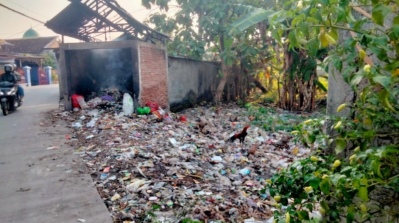 Foto: Sampah Liar di belakang pasar mojoranu, kecamatan Dander, Bojonegoro