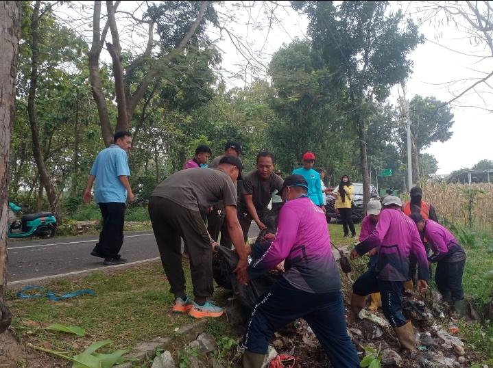 DLH Bojonegoro Turun Tangan Atasi Sampah di Buntalan