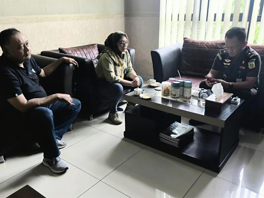 Foto: Jurnalis saat lakukan wawancara dengan kasi Intel Kejari Bojonegoro, Inal Sainal Saiful di ruang kerjanya