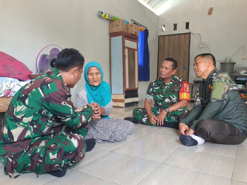 Foto: Sukimah,Niat Haji Berujung Duka, Babinsa Sukosewu Bantu Lansia Korban Penipuan