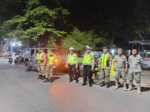 Koramil 05/Bantar Gebang Bersama Linmas dan Satpol PP, Perkuat Keamanan Lingkungan Keliling Rumah Ke Rumah