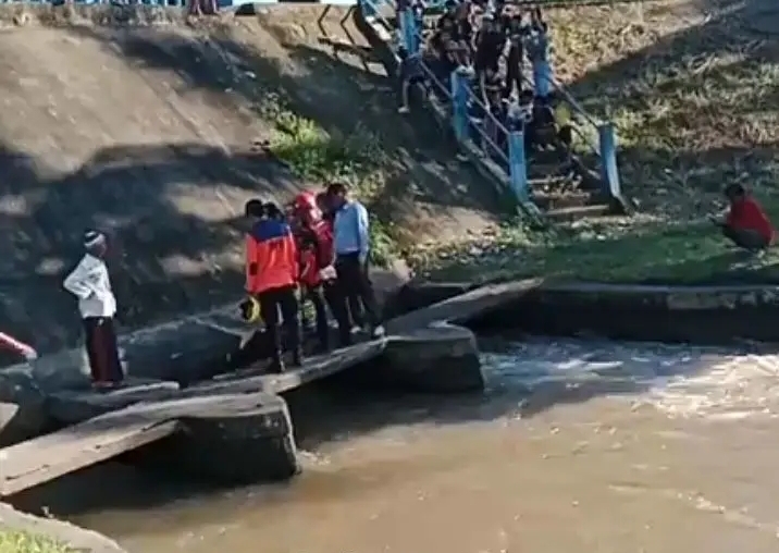 Foto: Tima SAR Mecari bocah yang tengelam di bendungan wisata Bendungan Watervang