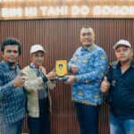 Bupati Toba Efendi Napitupulu Terima Cenderamata dari DPC AKPERSI Kabupaten Toba